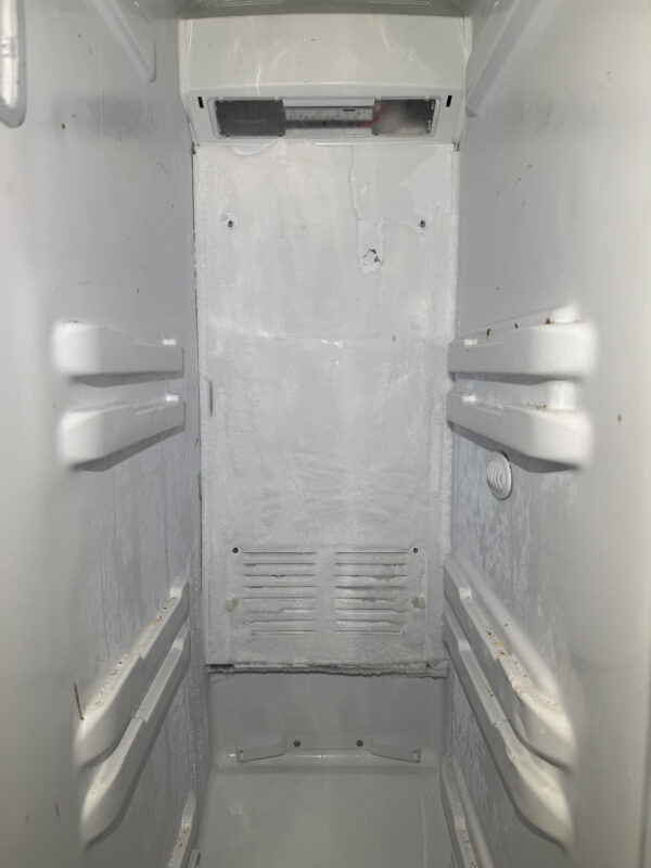The defrost system in the freezer is frozen, and ice has already formed on the outside.