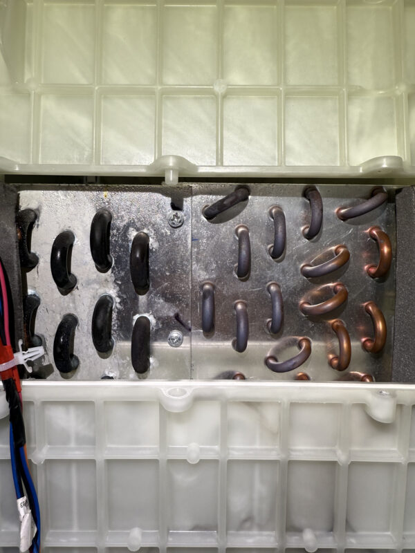 As we can see, there’s a refrigerant leak—clearly visible to the naked eye.