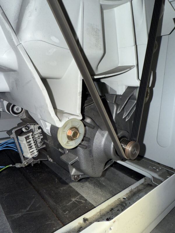 Here’s the motor. To remove it, you’ll need to unscrew the bolts.